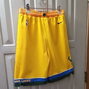 NWOT Milwaukee Bucks Nike YXL City Edition Shorts